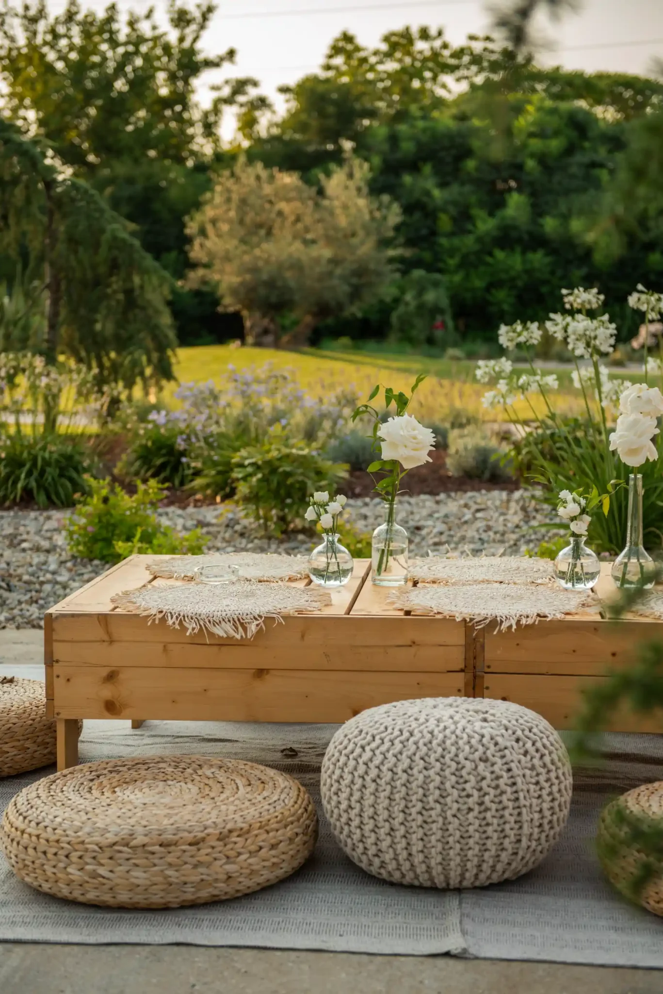 Vanjaska dekoracija stola za event, u pozadini se vidi prekrasno zelenilo