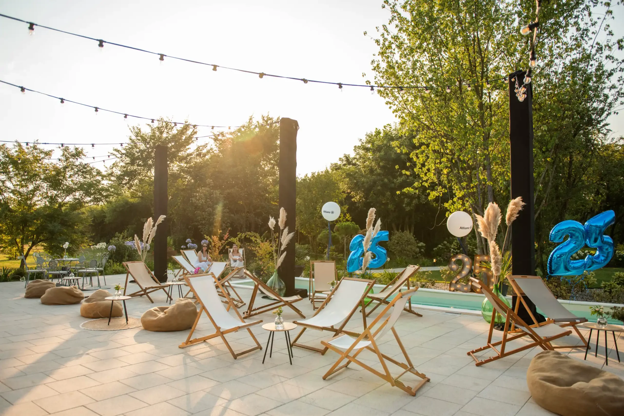 Terasa za vrijeme eventa, u pozadini se vidi bazen i šuma na Majestic Parku