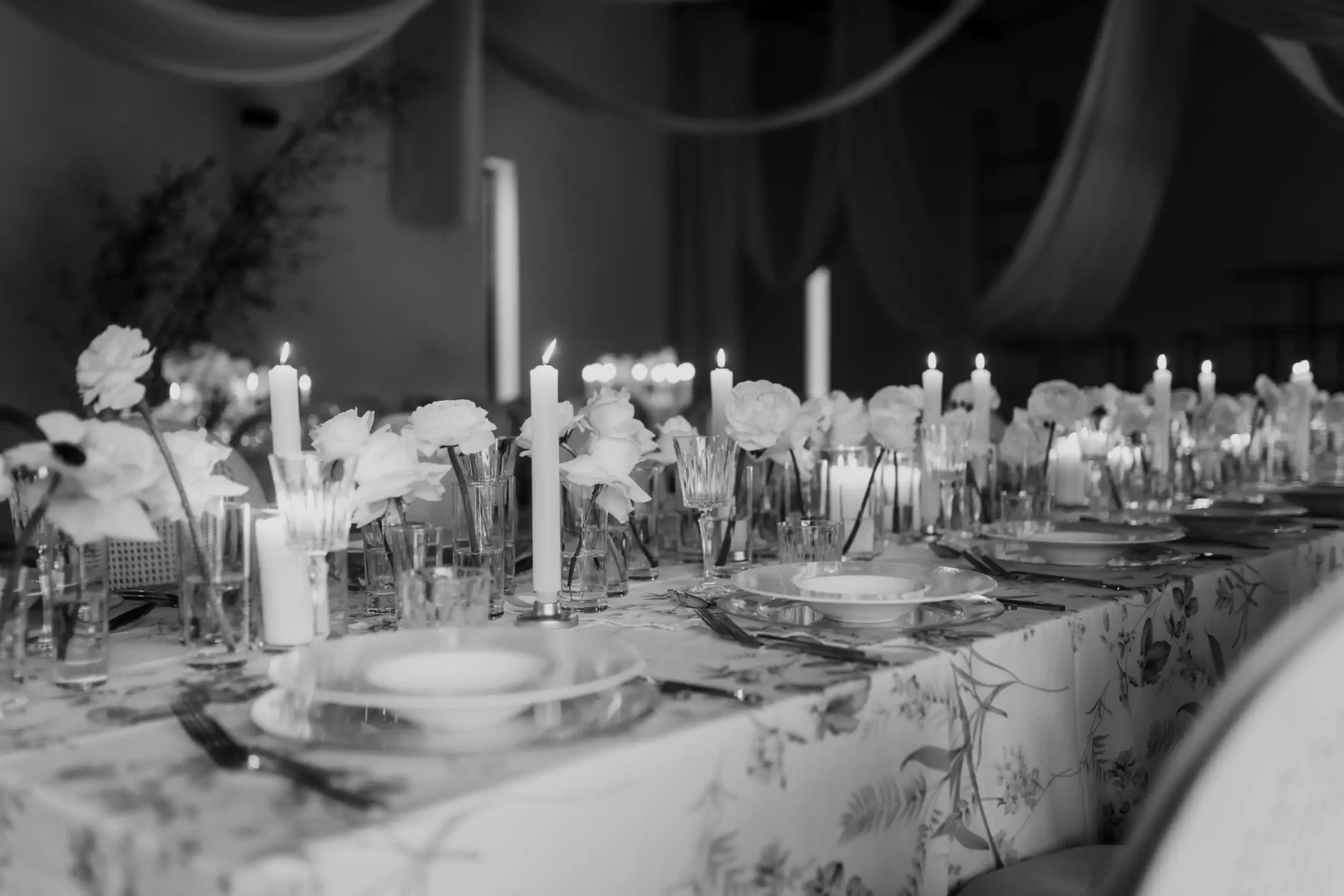 Dekoracija stol za zimsko vjenčanje u dvorani Bloom u Majestic Parku