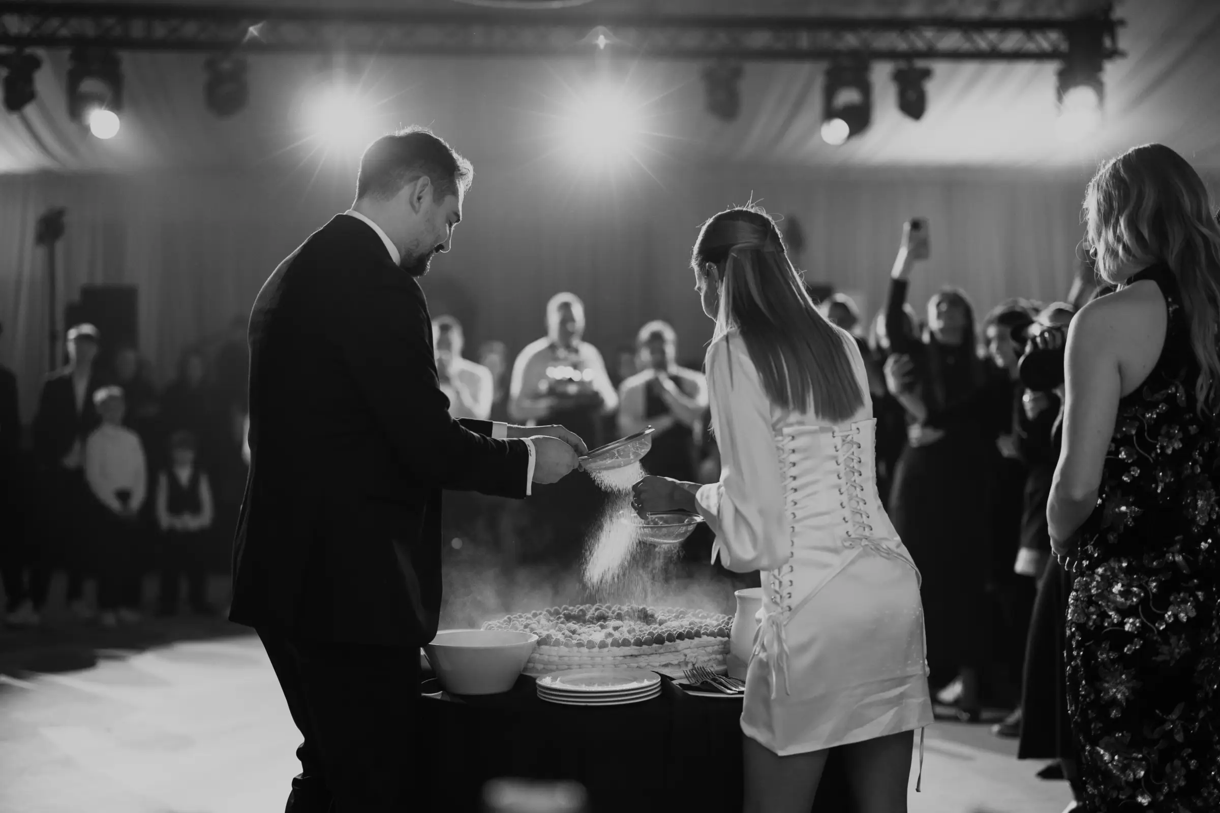 Rezanje svadbene torte na zimskom vjenčanju u Majestic Parku uz svečanu atmosferu