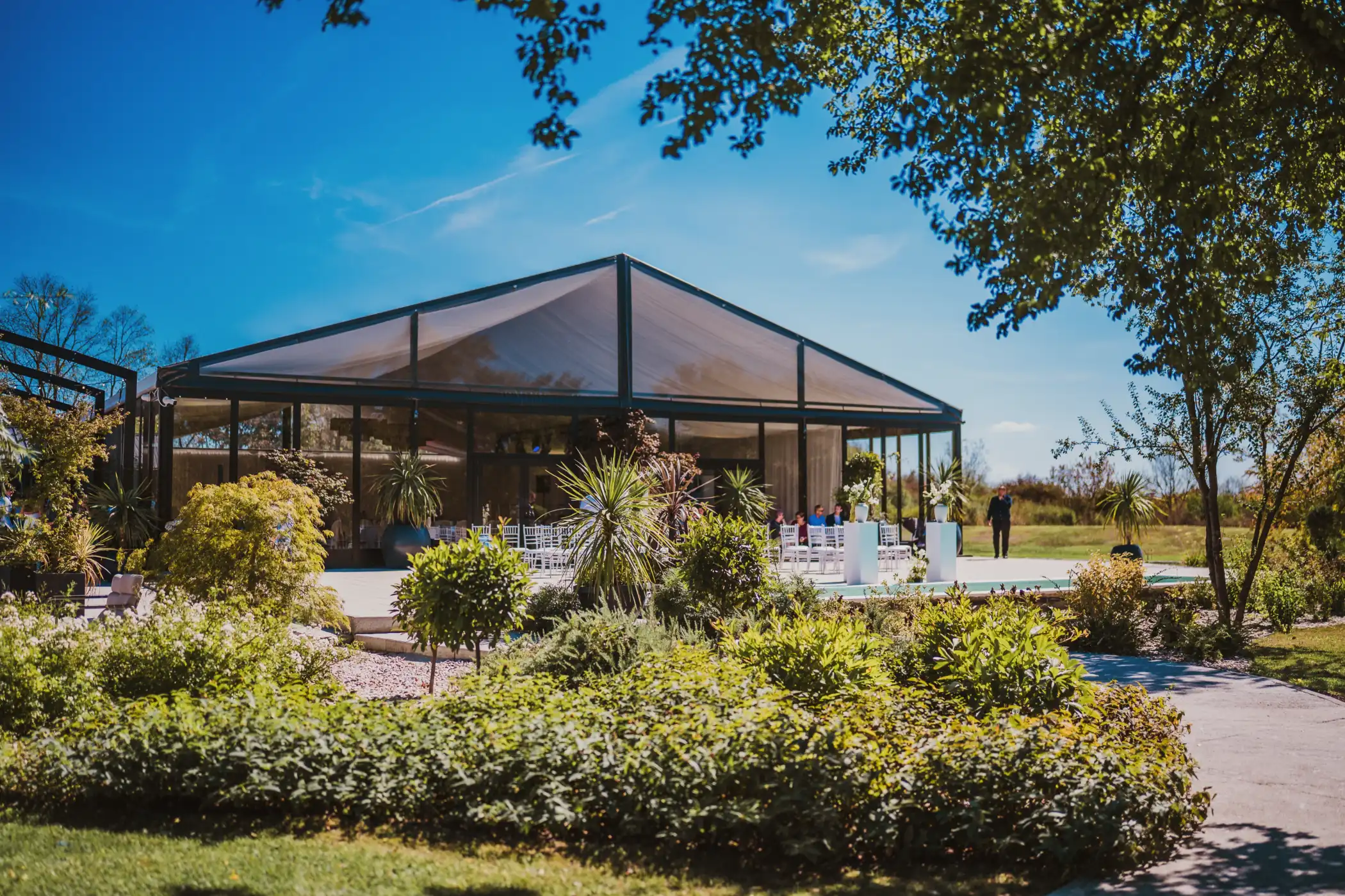 Pogled izvana na šator Majestic okružen zelenilom imanja Majestic Park
